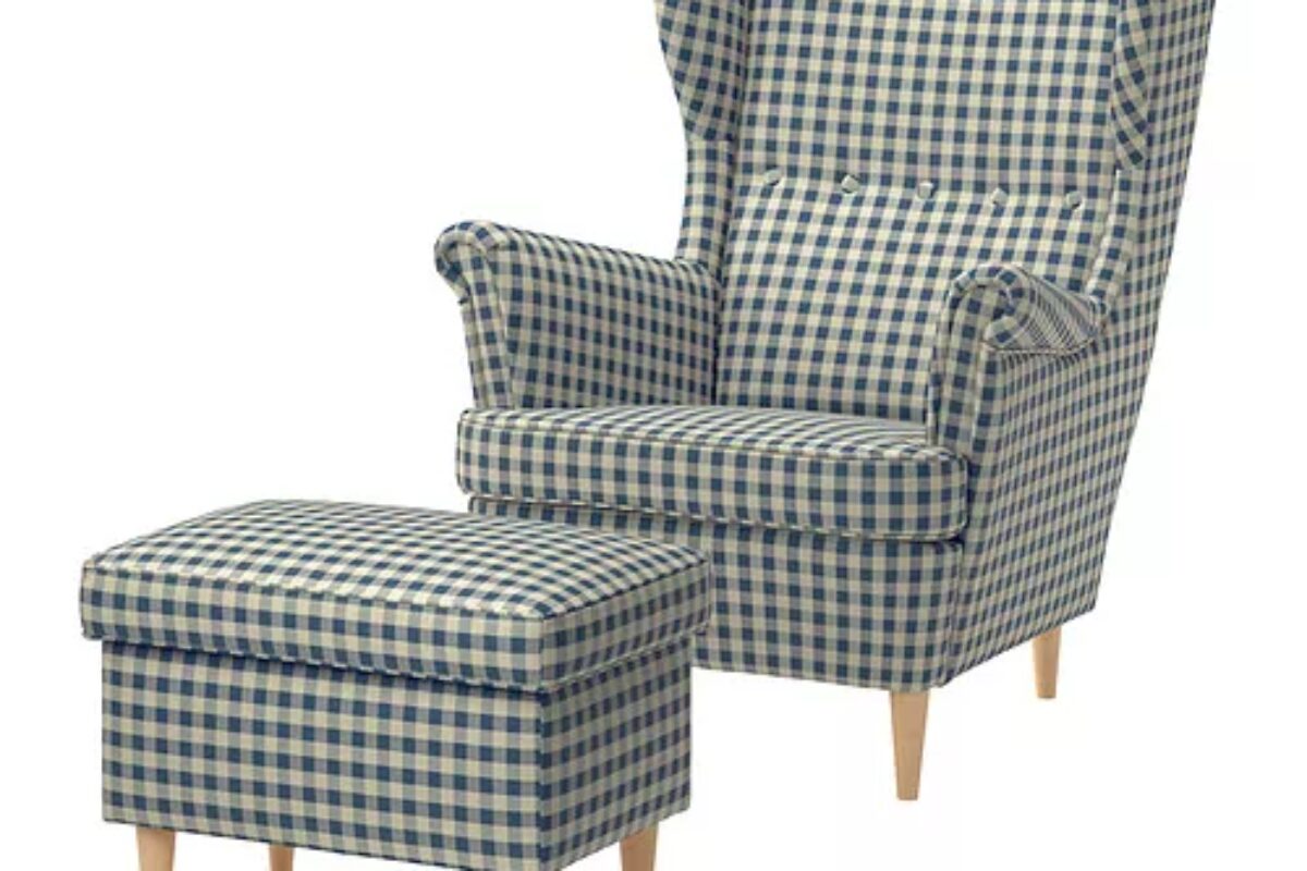 Poltrona STRANDMON IKEA con poggiapiedi nel rivestimento a quadri blu e beige