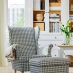 STRANDMON blu e beige ambientata in un angolo relax luminoso