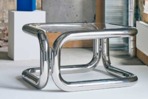IKEA sorprende con il nuovo tavolino KONSTRUNDA: sembra un pezzo di design anni Settanta