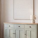 Madia verde grigiastro Maisons du Monde con piano in legno chiaro