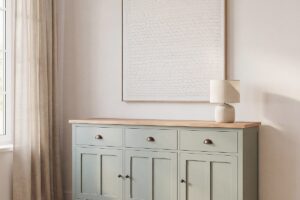 Madia verde grigiastro Maisons du Monde con piano in legno chiaro