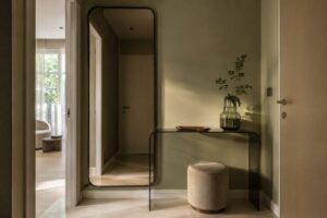 Ingresso compatto con specchio bronzato e consolle in vetro fumé