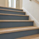 Dettaglio delle alzate blu fumo opache accanto a pedate in rovere chiaro