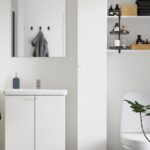 Bagno piccolo arredato con la combinazione bianca ENHET di IKEA