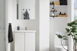 Bagno piccolo e zero spazio? Sfrutta i 64 centimetri in alto con la nuova combinazione ENHET di IKEA