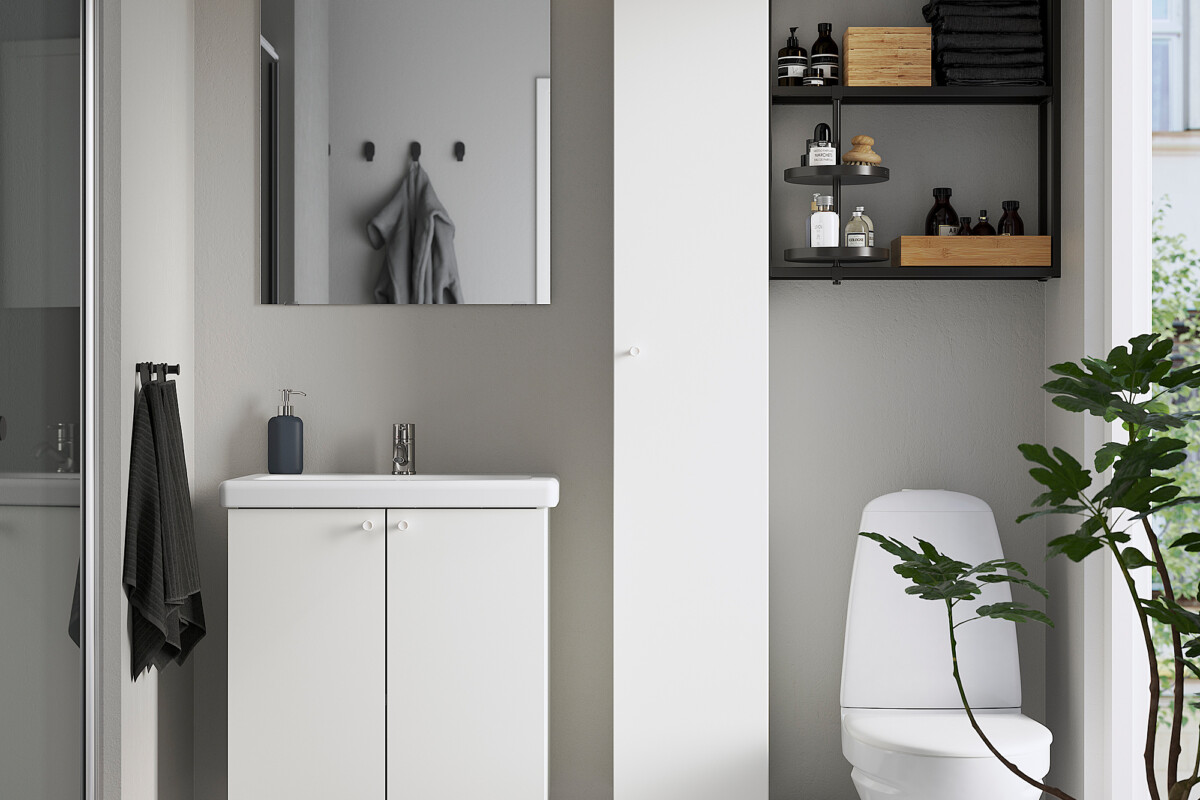 Sistema ENHET di IKEA con vani chiusi e ripiani aperti per il bagno