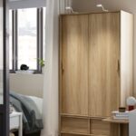 Guardaroba ANKARUDDEN IKEA effetto rovere in una camera luminosa