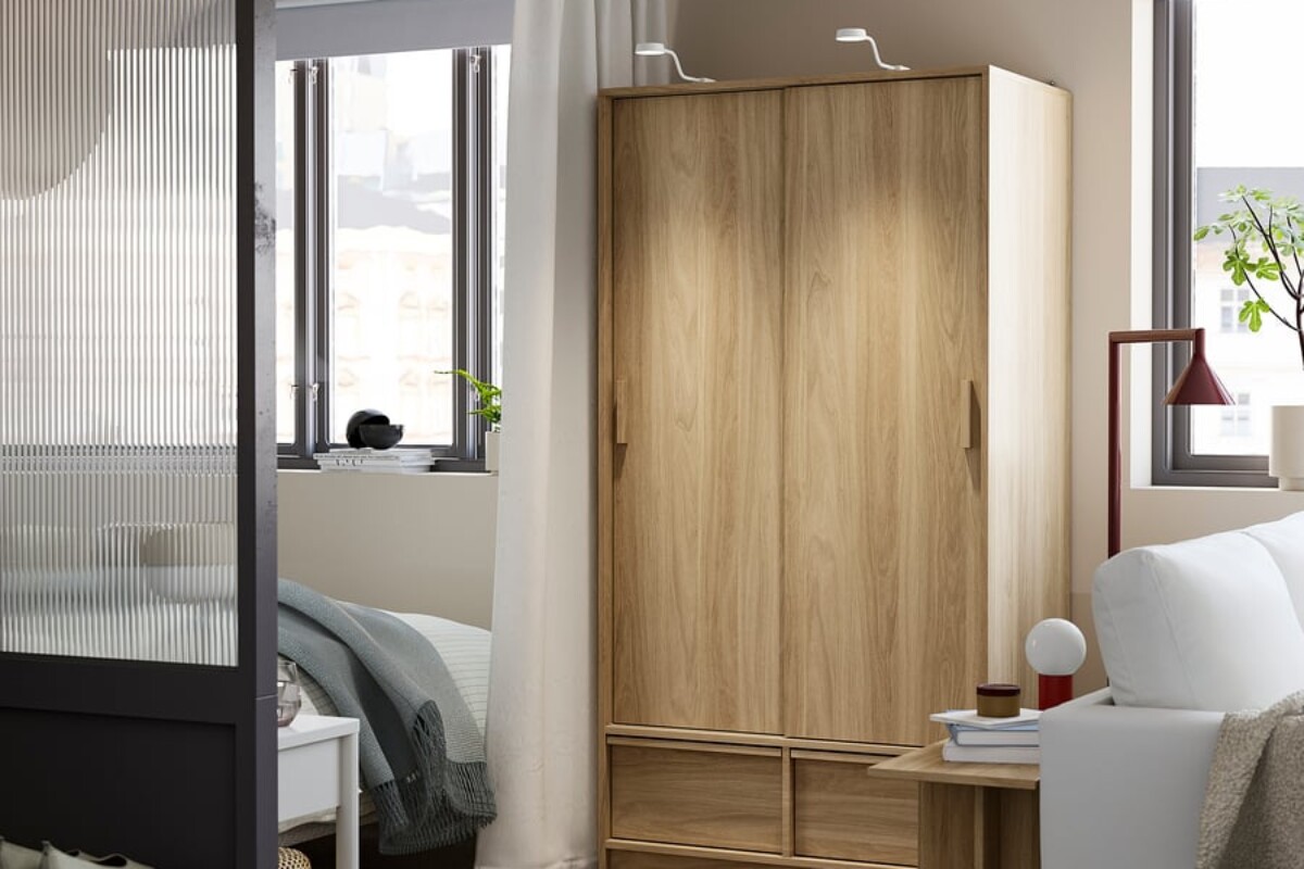 Guardaroba ANKARUDDEN IKEA effetto rovere in una camera luminosa