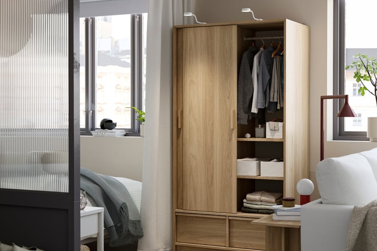 Interno organizzato del guardaroba ANKARUDDEN IKEA con ante scorrevoli