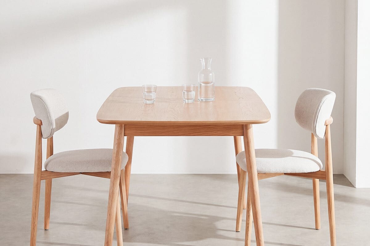 Tavolo BRONX di Maisons du Monde in una sala da pranzo arredata