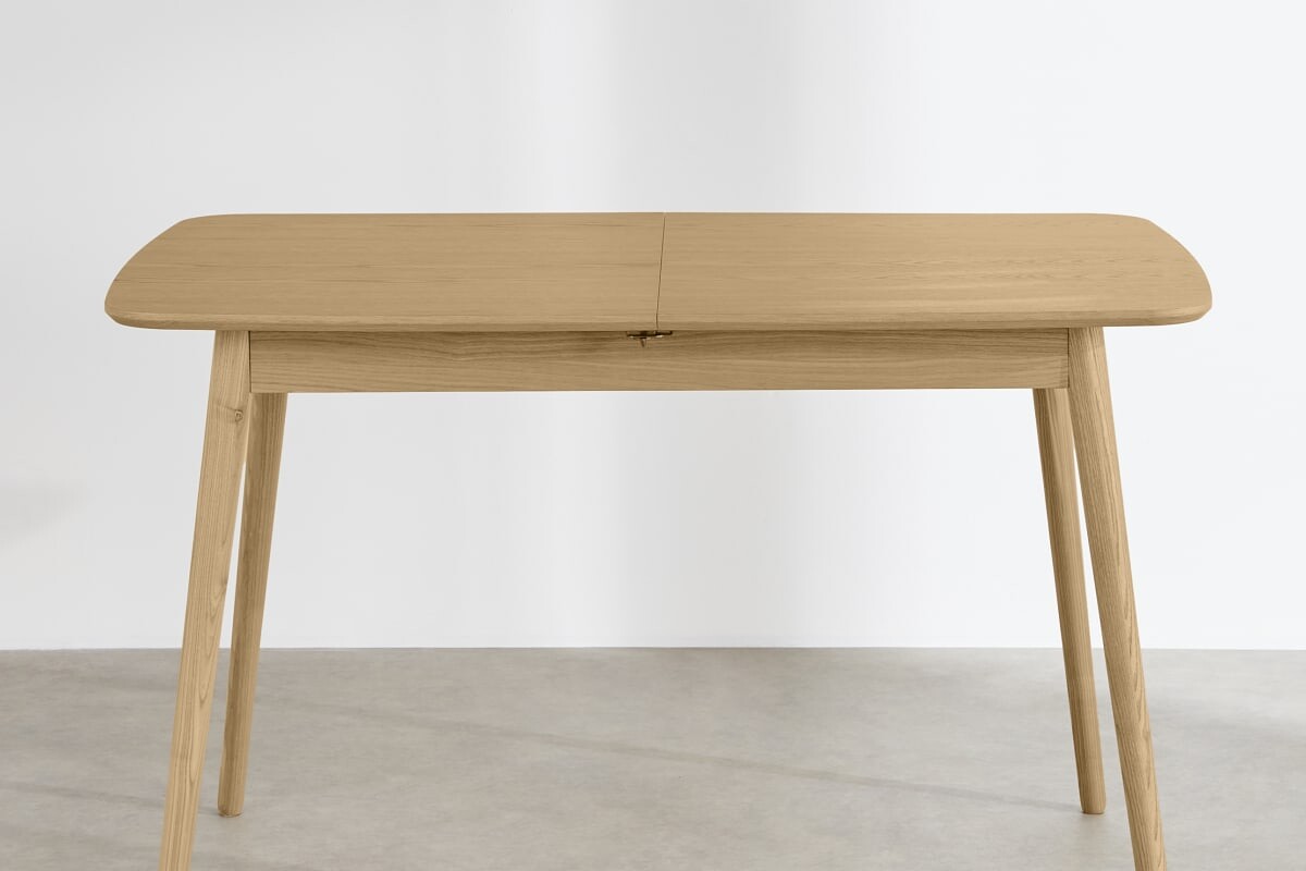 Tavolo allungabile BRONX in legno chiaro nella configurazione compatta