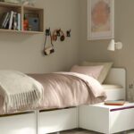 Tappeto IKEA STOENSE rosa pallido in un soggiorno dai toni neutri