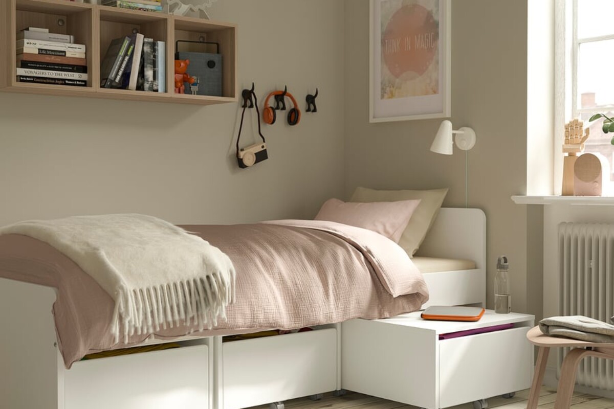 Tappeto IKEA STOENSE rosa pallido ambientato accanto al divano