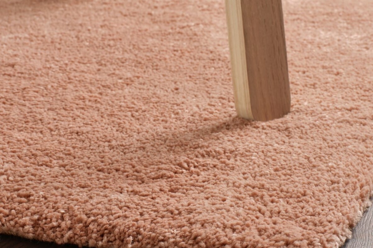 Dettaglio del pelo corto e denso del tappeto IKEA STOENSE rosa pallido