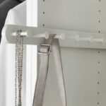 Armadio PAX con accessori organizzati sull'appenditutto estraibile IKEA KOMPLEMENT