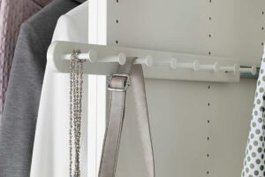Sfrutta anche gli spazi più stretti dell’armadio: l’accessorio IKEA KOMPLEMENT che organizza i lati del PAX