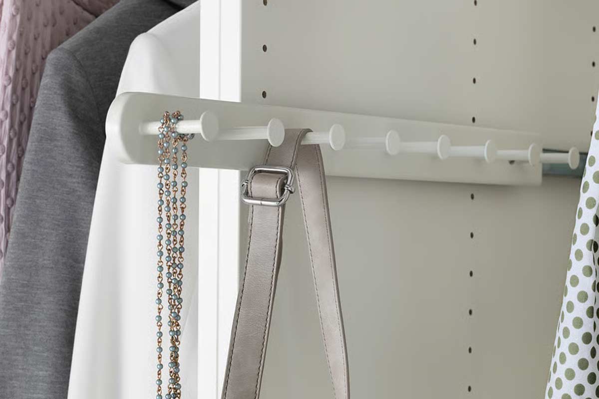Sfrutta anche gli spazi più stretti dell’armadio: l’accessorio IKEA KOMPLEMENT che organizza i lati del PAX