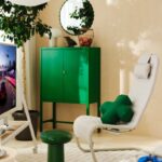 Poltrona IKEA YXSTABY beige in un soggiorno con arredi verdi