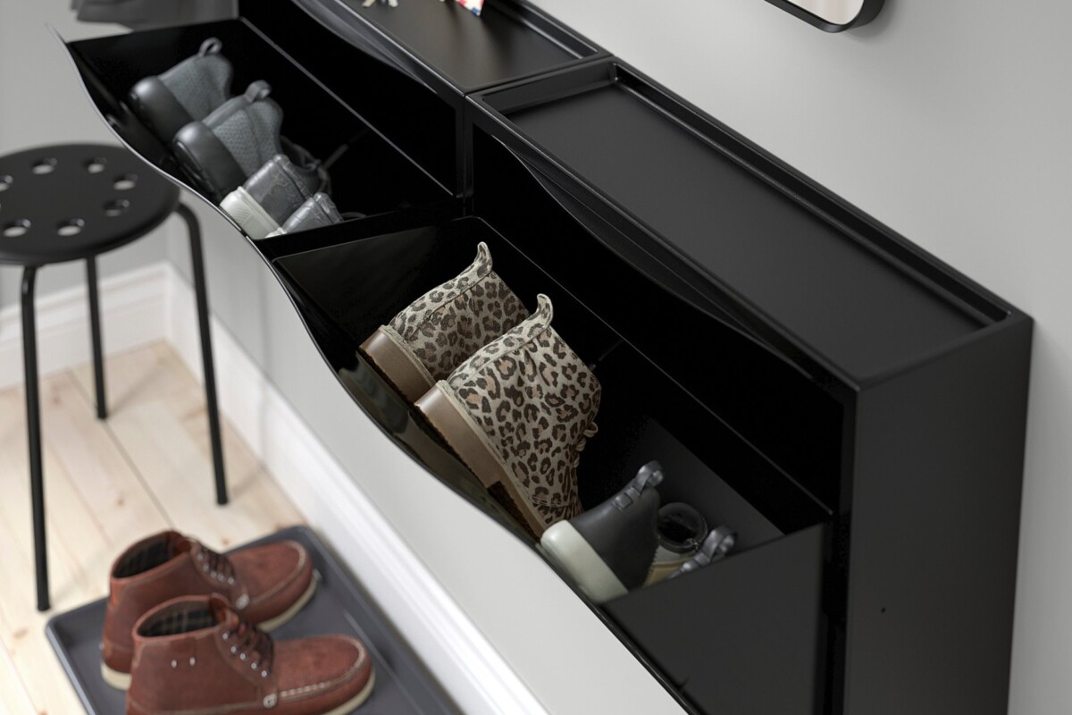 Scarpiera nera IKEA TRONES aperta con scarpe e piccoli oggetti