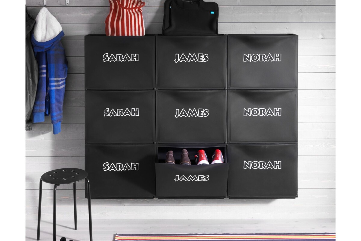 Moduli neri IKEA TRONES personalizzati per organizzare le scarpe di famiglia