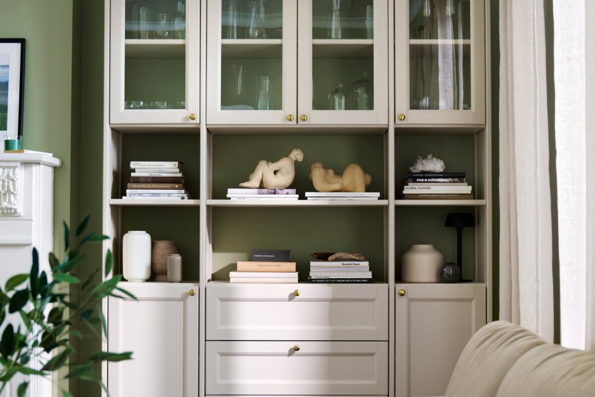 Sistema GULDDRAGARE beige di IKEA davanti a una parete verde