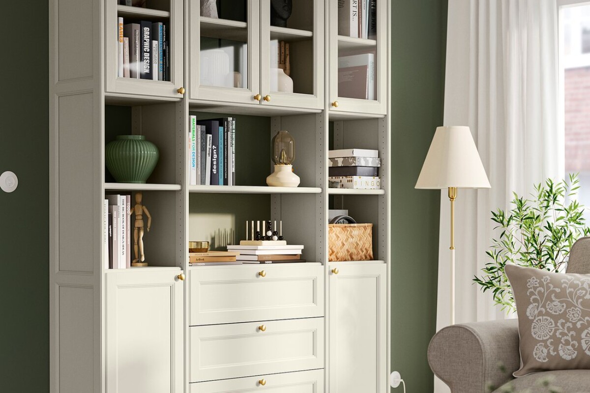 Parete contenitore GULDDRAGARE di IKEA con ante in vetro e cassetti