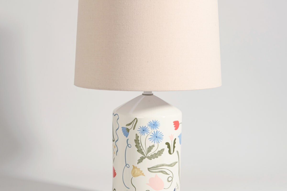 Lampada Henley con base in gres floreale e paralume color crema