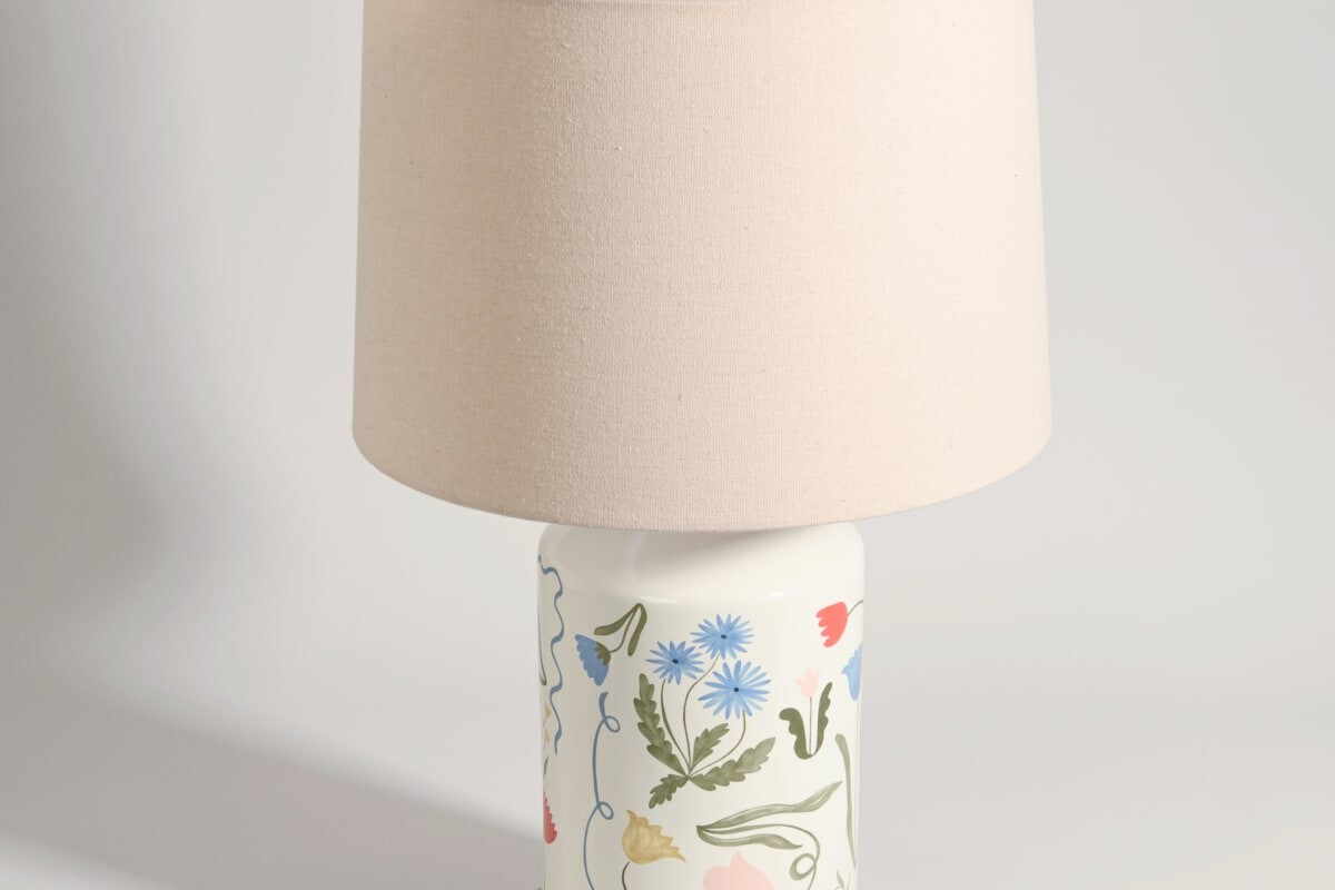 Dettaglio della base floreale della lampada Henley di Maisons du Monde