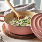 Pentola rosa IKEA VARDAGEN in ghisa smaltata ambientata in cucina