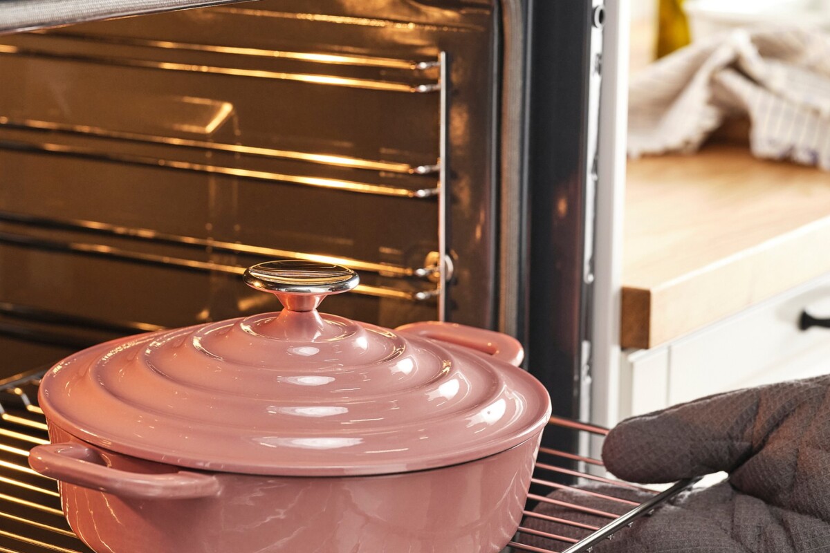 Pentola IKEA VARDAGEN rosa usata fra piano cottura e tavola