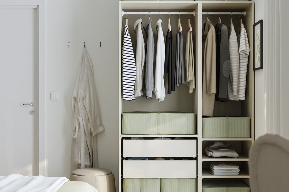 Custodie IKEA HEMMAFIXARE impilate sui ripiani di un armadio PAX