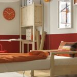 Poltrona TORNSBORG di IKEA in un soggiorno con struttura in pino a vista