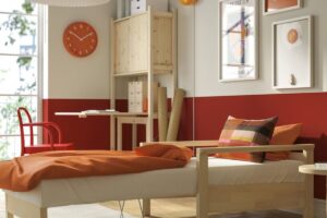IKEA trasforma una poltrona larga 84 centimetri in un letto per gli ospiti