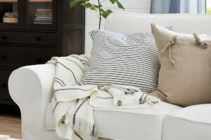 Il grande classico IKEA torna protagonista: perché il divano bianco e sfoderabile EKTORP è ancora la scelta migliore