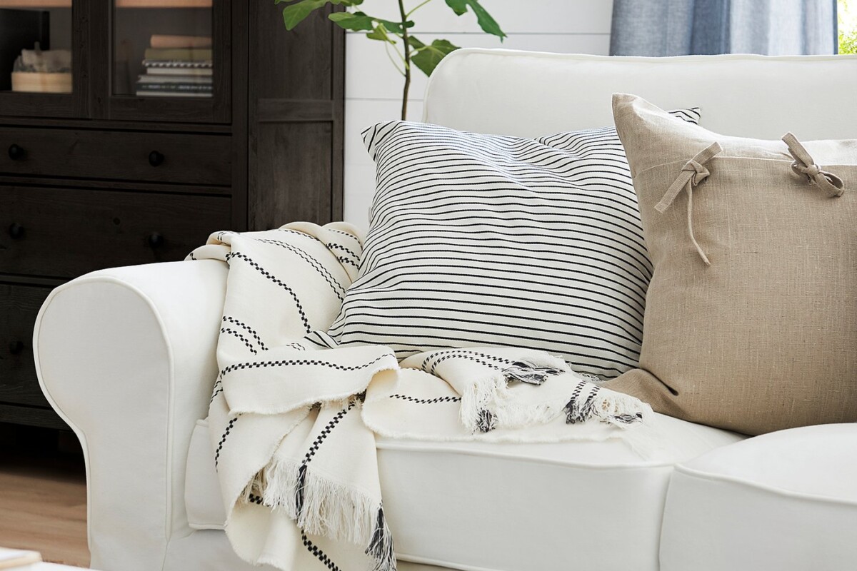 Divano IKEA EKTORP bianco ambientato in un soggiorno luminoso
