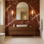 Bagno Neodéco con parete in marmo rosso, mobile in noce e dettagli in ottone satinato
