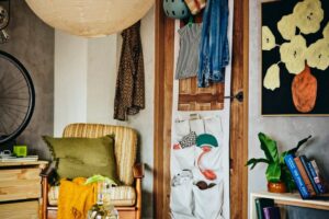 Il nuovo KOMPISHÄNG di IKEA trasforma la porta in un piccolo guardaroba