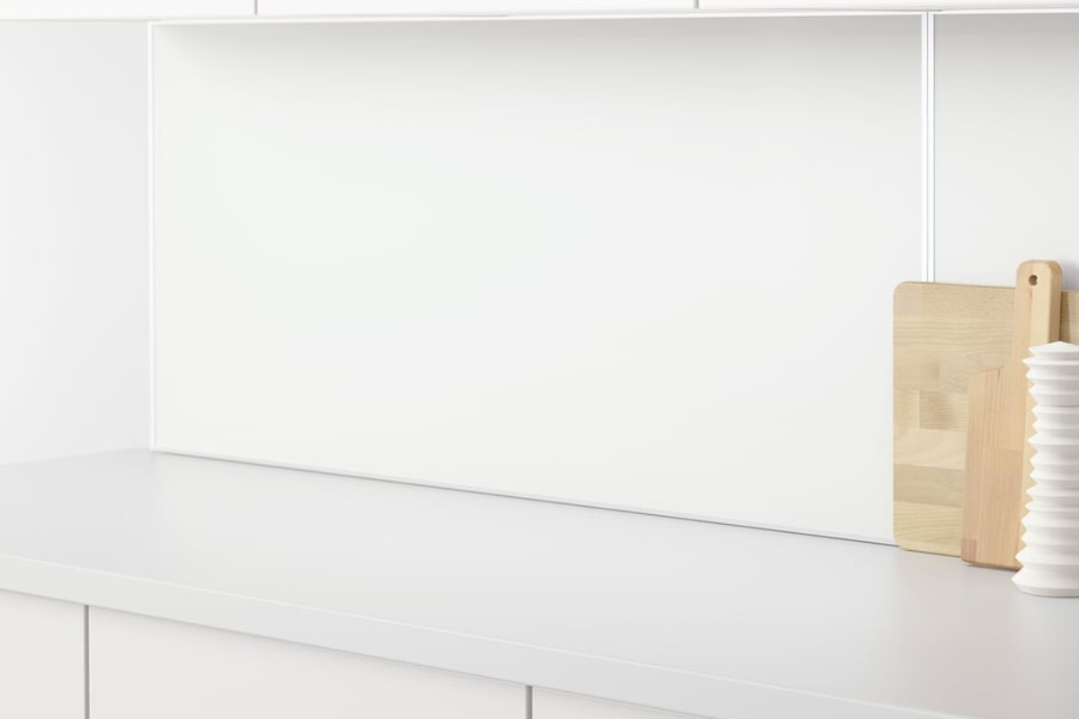 Rivestimento LYSEKIL di IKEA montato dietro il piano di lavoro in una cucina chiara