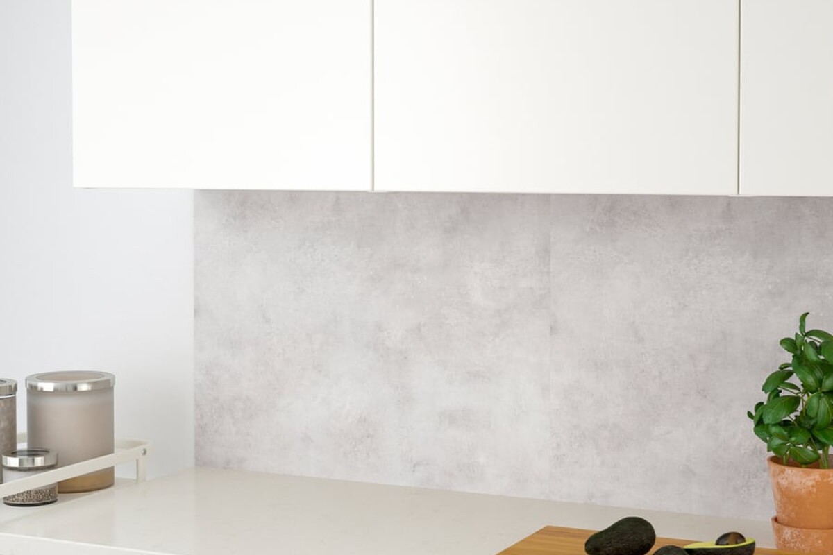 Pannello LYSEKIL di IKEA usato come fondale lavabile fra basi e pensili