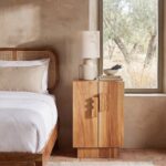 Mobiletto Manon di Maisons du Monde in legno scuro accanto a una parete chiara