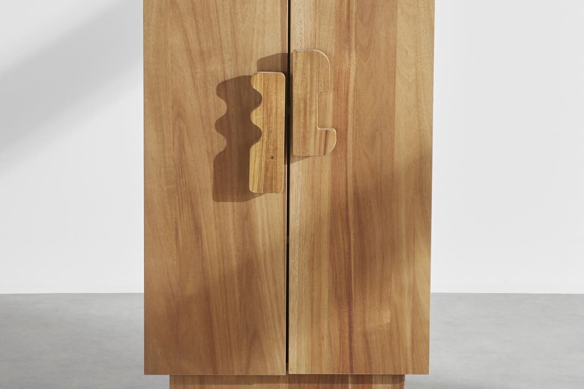 Dettaglio laterale del mobiletto Manon in finitura legno scuro