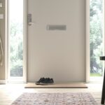 Tappeto IKEA SJÖINGENJÖR beige e marrone nell’ingresso