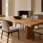 Tavolo da pranzo in rovere con bordo vivo in una sala contemporanea luminosa