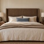 Camera da letto con testiera in tweed tabacco e biancheria color panna