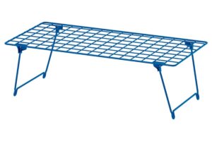 La nuova GREJIG di IKEA impila tre paia di scarpe in 58 centimetri