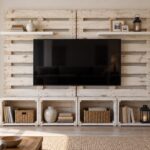 Parete TV fai da te con pallet, quattro cassette di legno e due mensole bianche