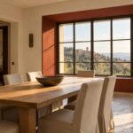 Sala da pranzo chiara con vano finestra dipinto color castagna