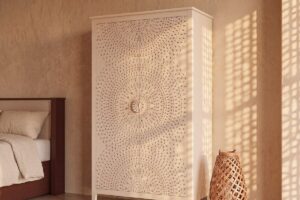 Le ante sembrano ricamate, ma dentro Roha di Maisons du Monde divide davvero il guardaroba
