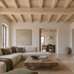 Soggiorno con soffitto a travi in rovere sbiancato e pareti color calce
