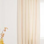 Tenda Kurunai écru di Maisons du Monde con ricami terracotta alla finestra